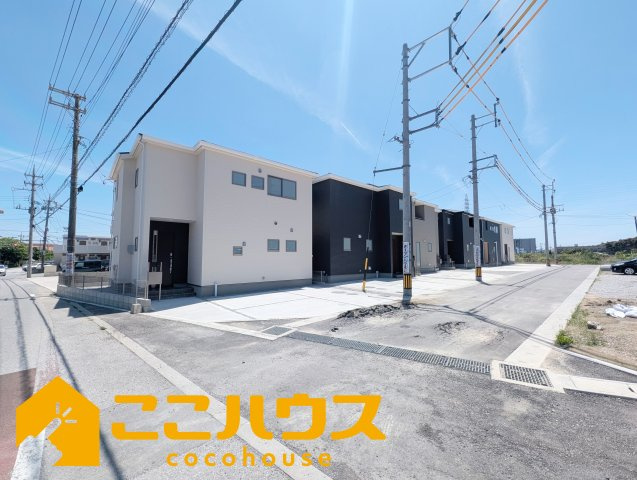 うるま市前原　新築戸建て　全10棟　1号棟の前面道路含む現地写真|前面にゆとりあるスペースを確保し、車の出し入れもしやすい住まいです♪