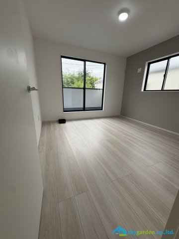 藤沢市辻堂新町5期　新築戸建　全2棟2号棟の洋室|明るい洋室です