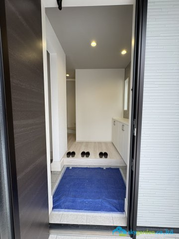 藤沢市辻堂新町5期　新築戸建　全2棟2号棟の玄関|明るい玄関です