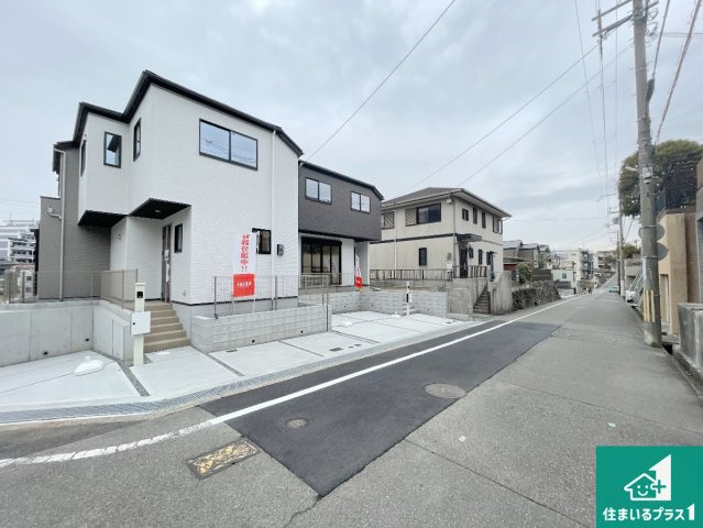 13日(土)14日(日)現地見学可能！神戸市北区鈴蘭台北町　全2邸の前面道路含む現地写真|周辺は閑静な住宅街！前面道路広々で車の出し入れも便利です。駐車が苦手な方でも安心して車庫入れできます！