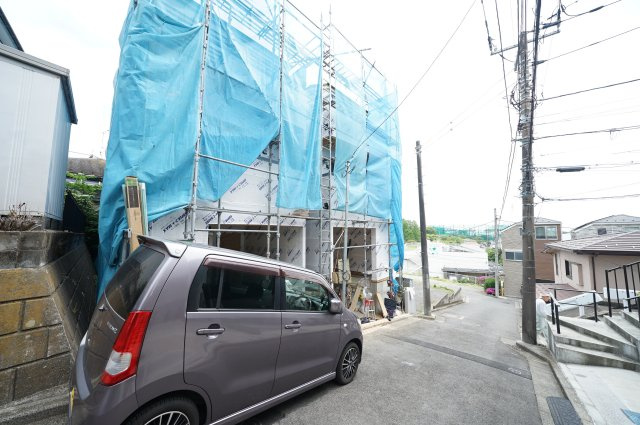 “駅距離より暮らしやすさ”で選ぶ家｜権太坂3丁目｜17帖超LDK×子育て環境充実の全2棟★仲介手数料無料★の前面道路含む現地写真|前面道路は高低差のある立地ならではの開放感があり、視界が抜ける気持ちの良いロケーション。交通量も少なく落ち着いた住環境です。