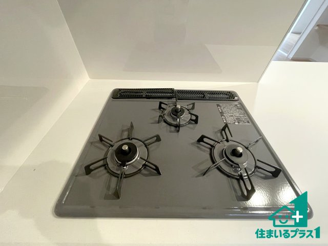 ★宇治市明星町　第2期　新築一戸建ての設備|ダブル高火力Ｓｉセンサー付きコンロ！３口あるので、まとめて料理をする時も大活躍！