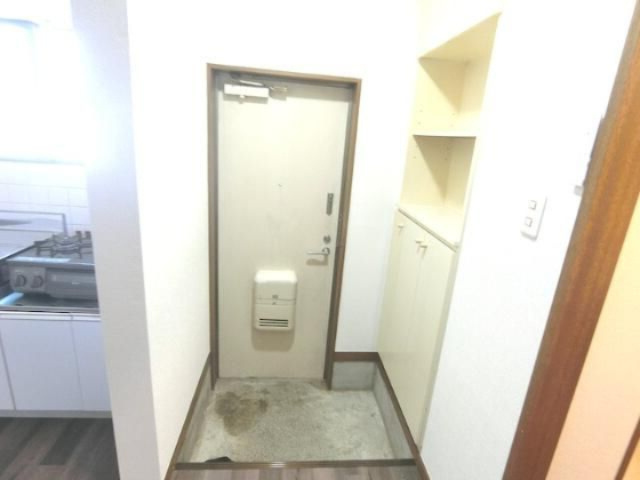 町田市小川６丁目のアパートの玄関
