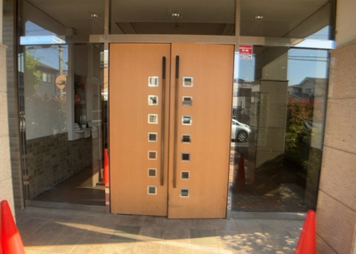 【ロビー】 | サンクレイドル八王子川口 | ラウンジは、マンションの共用スペースに椅子やテーブルなどを配置した利用者が寛げる空間です。屋内型ラウンジと屋外型ラウンジがあります。共用部分の管理状況と合わせて、詳細については現地でご確認ください。