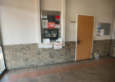 【受付】 | サンクレイドル八王子川口 | 受付はマンションコンシェルジュがいる場合もあれば、管理人が滞在する小部屋を総称して呼ぶことがあります。主にエントランスに設置されていることから、防犯面でも期待ができます。防犯設備がない場合はより安心！