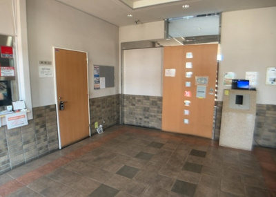 【ロビー】 | サンクレイドル八王子川口 | ロビーというと、エントランスと何がちがうの？と思いますよね。実はロビーとエントランスには明確な決まりはありません。物件によっては、エントランスを入って広がるある程度の広さのある空間がロビーとなります。