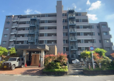 【外観】 | サンクレイドル八王子川口 | 隣家の土地はどうなっているのか、生活利便施設が近くにあるのか、学校まで近いかなど、お客様のライフスタイルにあわせたイメージが重要です。また、近くにあると困る施設が近くにないかも確認するといいでしょう。