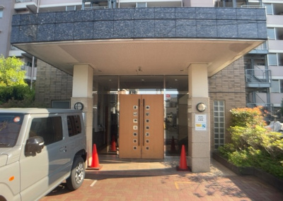 【玄関】 | サンクレイドル八王子川口 | 玄関は家の顔でもあり、家族以外の目にも止まる場所です。玄関は外との間を仕切る扉、靴などをしまっておく収納スペース、靴脱ぎのたたきスペース、来客とのやり取りをするドアホンなど複数のアイテムからなります。