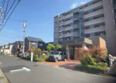 【外観】 | サンクレイドル八王子川口 | 外観はマンション管理がされているかの目安になります。築年数が古いと、壁面は劣化してひび割れが生じることも！建物が古びていても細かいところが修繕されていると、きちんと管理されているなぁと感じるでしょう。