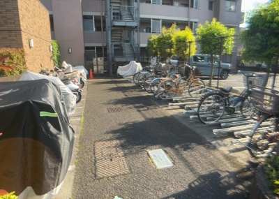 【駐車場】 | サンクレイドル八王子川口 | 車一台あたりに必要なスペースは、標準サイズの普通自動車で横幅2m50cm、長さ5mは必要になります。ただし、乗降のことも考慮して横幅3m30cm、長さ5m50cmほどは確保できるところを選びましょう。