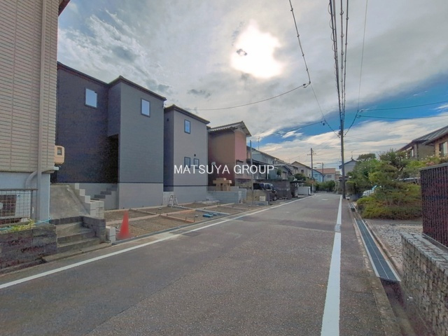 リーブルガーデン岡崎市緑丘-2号棟の前面道路含む現地写真