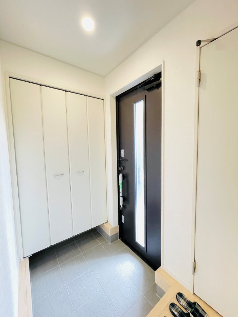 岡崎市細川町第15　新築分譲住宅　全2棟　2号棟の玄関|大容量のシューズボックス付きで玄関が靴で散らかりません。