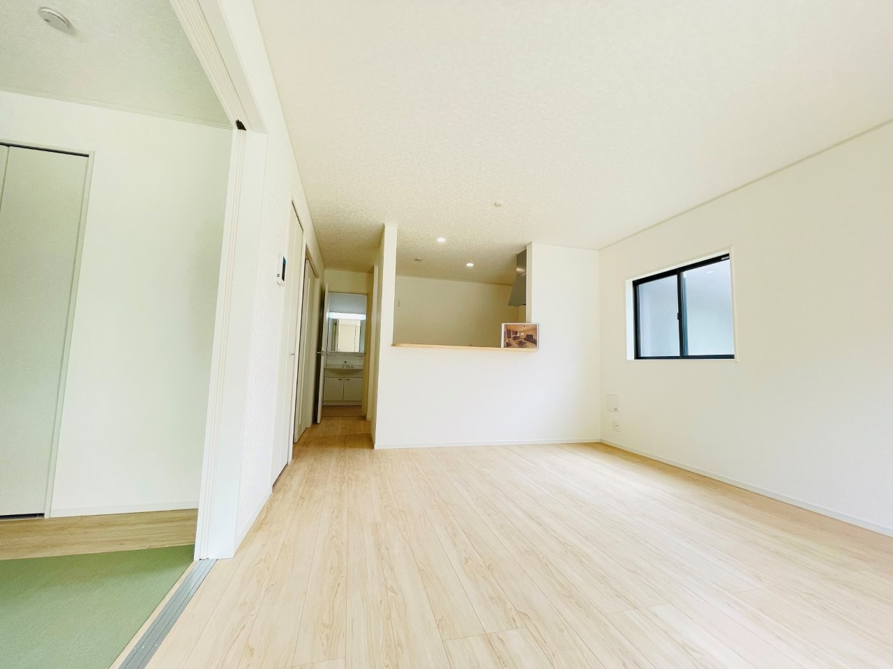 岡崎市細川町第15　新築分譲住宅　全2棟　2号棟の居間・リビング|どこにいても家族の顔が見える、明るく開放的なLDK。
