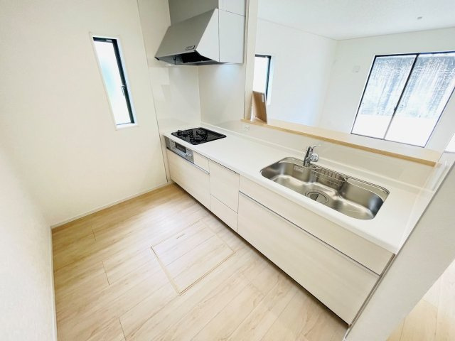岡崎市細川町第15　新築分譲住宅　全2棟　2号棟のキッチン|広いシステムキッチンでお子様と一緒にお料理もできます。
