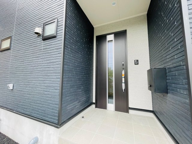 岡崎市細川町第15　新築分譲住宅　全2棟　2号棟の玄関|玄関ポーチがあるので、雨の日でも濡れることがなくドアの開け閉めができます。