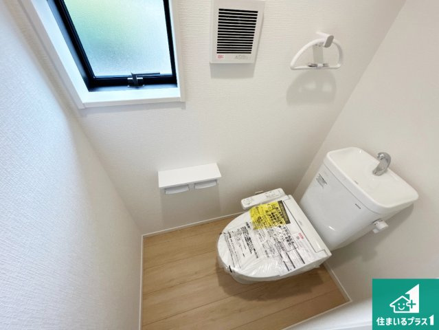 和歌山市有本　第3期　新築一戸建てのトイレ|シャワー洗浄機能付トイレは標準仕様。冬場は暖かシートヒーターも装備！
表面コートでキレイ長持ち！省エネ節水仕様の温水洗浄トイレ！