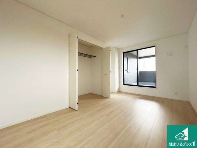 和歌山市有本　第3期　新築一戸建ての洋室|寝室は心地よい眠りについてもらいたくて、シンプルでかつ開放的な空間に！大きな窓から差し込む朝日が、すっきりとした目覚めをサポートします。