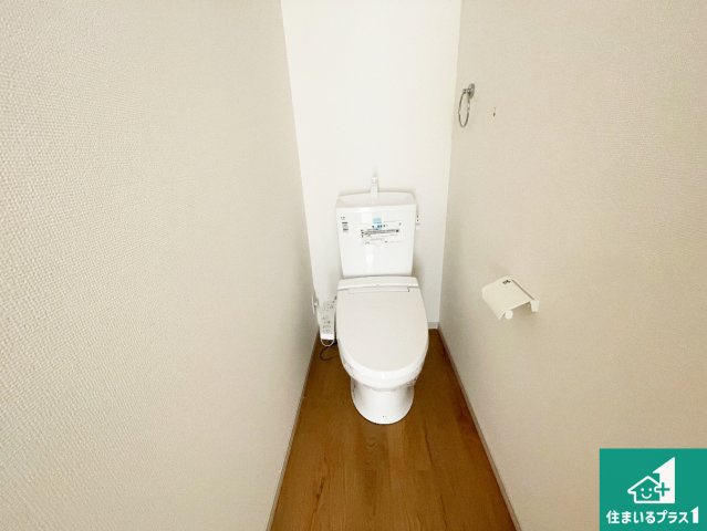 宇治市明星町　第2期　新築一戸建てのトイレ|1・2階の2ヶ所にあるので、朝の忙しい時間の順番待ちもなく、深夜の利用にも大変便利です。