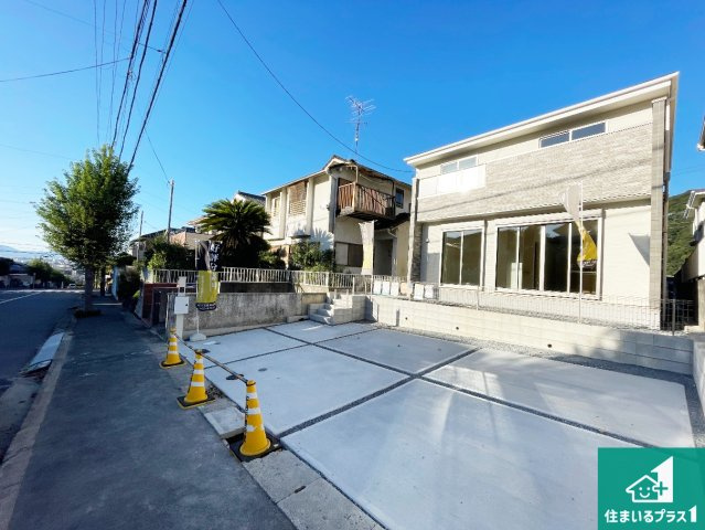 宇治市明星町　第2期　新築一戸建ての前面道路含む現地写真|周辺は閑静な住宅街！前面道路広々で車の出し入れも便利です。駐車が苦手な方でも安心して車庫入れできます！