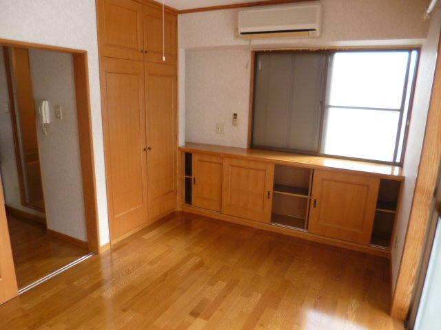 府中市小柳町３丁目のアパートの居間・リビング