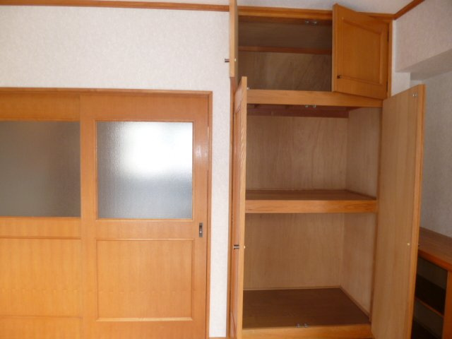 府中市小柳町３丁目のアパートの収納
