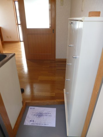 府中市小柳町３丁目のアパートの玄関