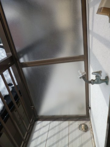 府中市小柳町３丁目のアパートのバルコニー|洗濯機置場
