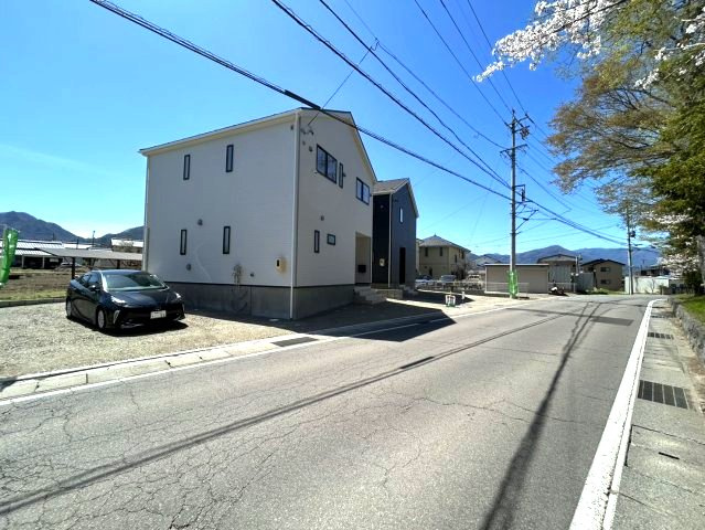 新築戸建て　上田市下之郷　全2棟の前面道路含む現地写真