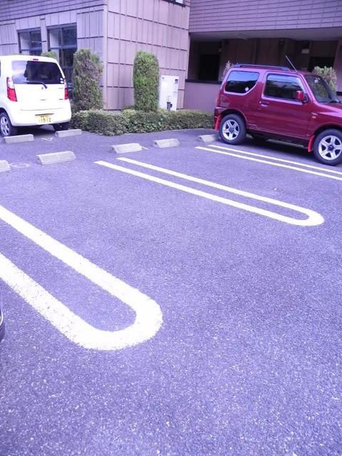 ホワイト　ウッドの駐車場