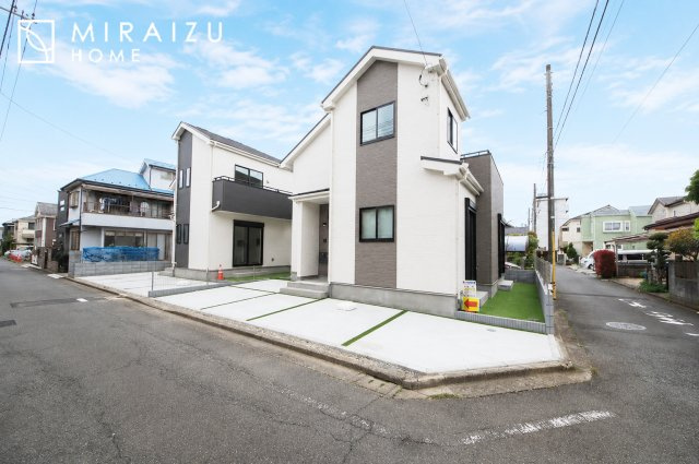 【外観】 | 青く澄み渡った綺麗な空と、陽の光をたっぷりと受ける、そんな新築住宅で新生活をスタートしてみませんか？見学・ご相談等、ミライズホーム(株)までお気軽にご連絡下さい。