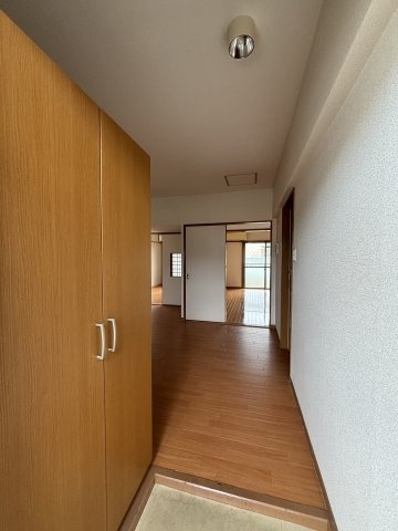長束メゾン小谷の玄関