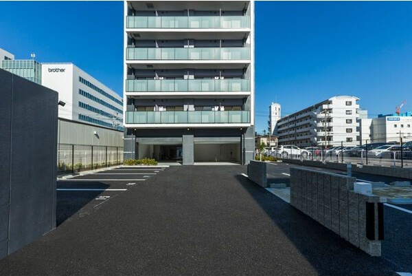 S-RESIDENCE堀田駅前の駐車場