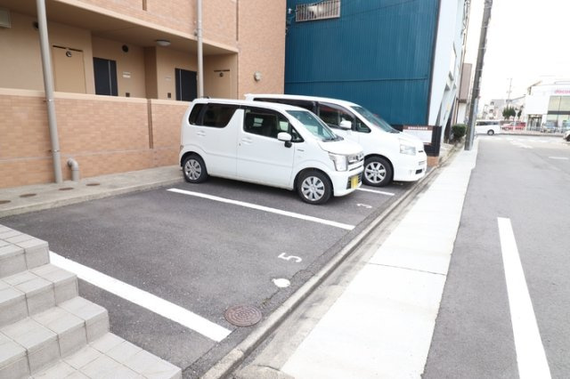 エクセレント中村の駐車場