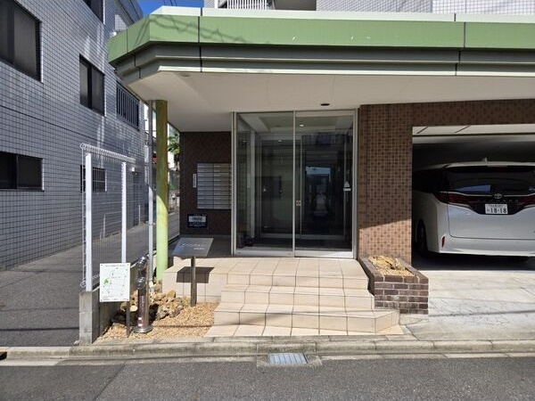 KマンションつるまいⅡのエントランス