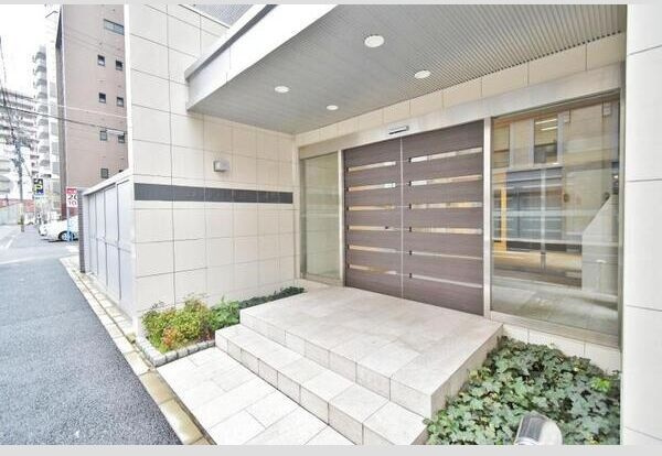 セレニティー名駅のエントランス
