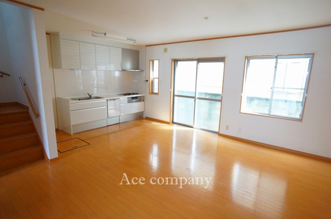 【居間・リビング】 | 東大阪市花園東町3丁目 | 【LDK：約15帖】キッチンスペースに床下収納付きです♪