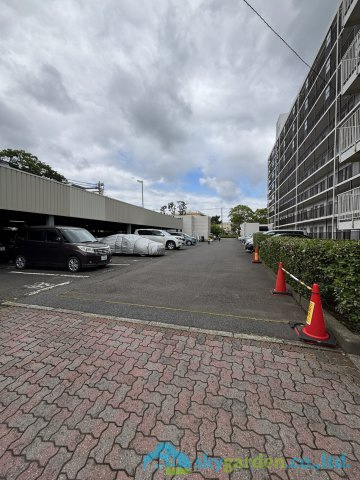 パレ平塚すみれ平弐番館の駐車場