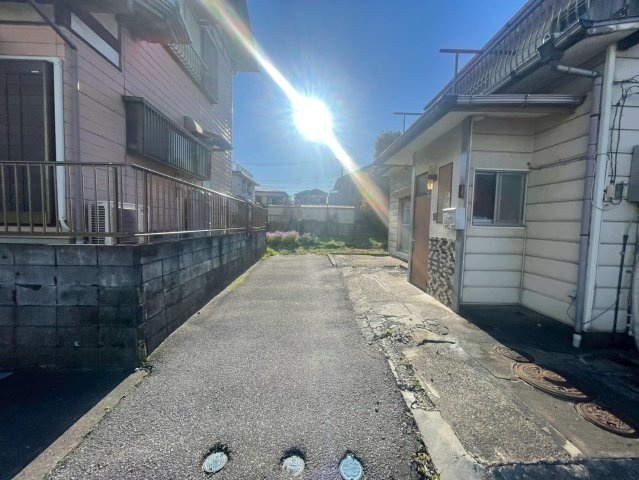 敷地面積68坪　売地　春日部市樋籠の前面道路含む現地写真|現在：本物件は建築基準宝上の道路に接していない。
現地（2026年4月）撮影