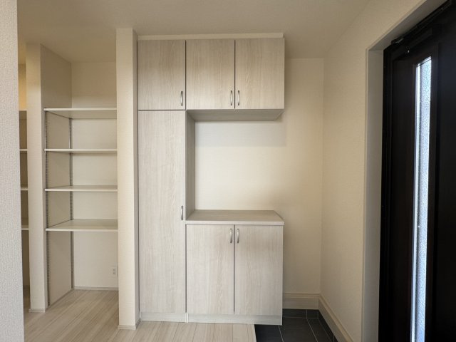 豊見城市豊見城（全4棟）1・3号棟の玄関|3号棟　十分な収納付き玄関♪大容量可動棚収納付き♪