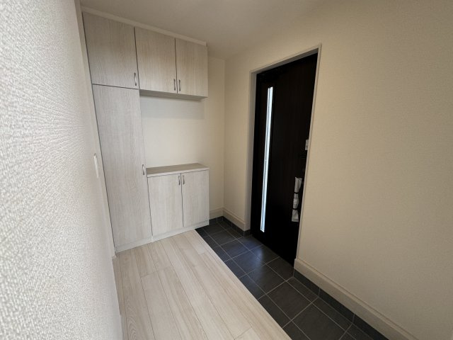豊見城市豊見城（全4棟）1・3号棟の玄関|3号棟　十分な収納付き玄関♪大容量可動棚収納付き♪