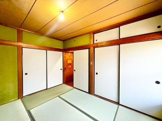 【寝室】 | 陶器北　中古戸建 | 押入れがありお布団、座布団の収納にも安心です。
