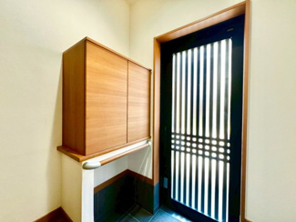 【玄関】 | 陶器北　中古戸建 | 明るい玄関には手すり付きです。玄関扉も引き戸で高齢者にもやさしい設計になっています。