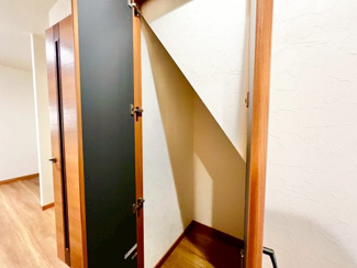 【収納】 | 陶器北　中古戸建 | 階段下のデッドスペースにも収納があり、空間を無駄にしない設計です。