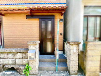 【エントランス】 | 陶器北　中古戸建 | 玄関アプローチにも高齢者に優しい手すり付きです。