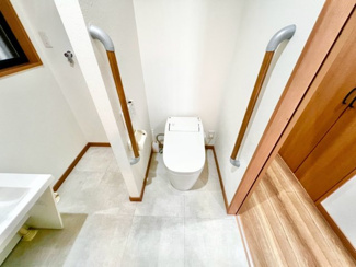 【トイレ】 | 陶器北　中古戸建 | 引き戸、手すり洗面台もユニバーサルデザインを採用しています。