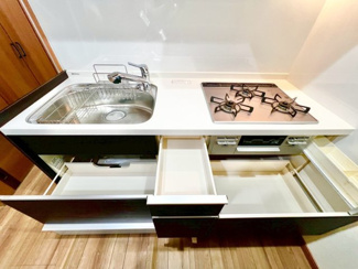【キッチン】 | 陶器北　中古戸建 | システムキッチンの収納もたっぷりです。調理器具などもすっきり整理整頓できます。