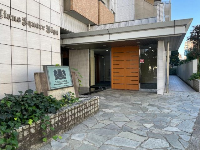 ライオンズスクエア用賀のエントランス|平成１４年築・便利な宅配ボックス付きマンション、ライオンズスクエア用賀は即日現地案内可能となっておりますので、お気軽にお問い合わせください！