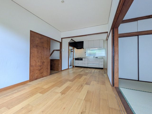 八王子市　初沢町　中古戸建ての内装|～10.5帖の明るいLDKで、家族団欒の時間をお過ごしいただけます～