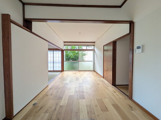 八王子市　初沢町　中古戸建ての居間・リビング|～10.5帖の明るいLDKで、家族団欒の時間をお過ごしいただけます～
