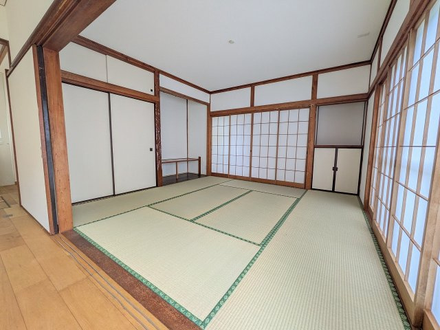 八王子市　初沢町　中古戸建ての和室|～リビングに引接している8.0帖の和室です～